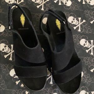 Volatile wedge black size 7.  Fits like Wms 6 1/2
